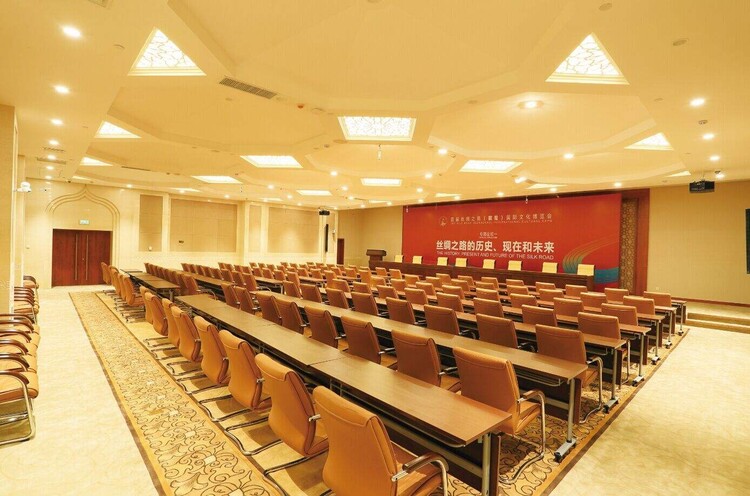 上海會(huì)議展覽服務(wù)費(fèi)用解析 構(gòu)成、影響因素與市場(chǎng)行情